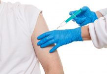 Roztwór soli fizjologicznej zamiast szczepionki – pielęgniarka z Dolnej Saksonii oskarżona o uszkodzenie ciała