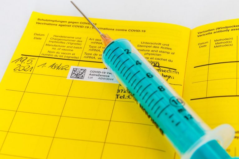 Prokuratura w Niemczech prowadzi śledztwo w sprawie lekarki z Hamburga, której zarzuca się wystawianie fałszywych zaświadczeń o szczepieniu przeciw COVID-19