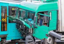 Frankfurt nad Menem: ciężarówka wjechała w pociąg metra pełen pasażerów