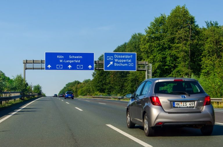 Jazda środkowym pasem w Niemczech: Czy to dozwolone?