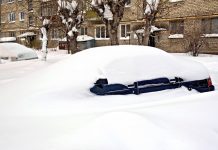 Dowiedz się, jakie kary grożą w Niemczech za jazdę ze śniegiem na dachu samochodu!