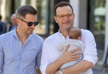 Jens Spahn wrócił z dzieckiem do Niemiec. Syna urodziła mu surogatka w USA