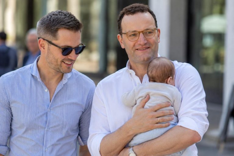 Jens Spahn wrócił z dzieckiem do Niemiec. Syna urodziła mu surogatka w USA