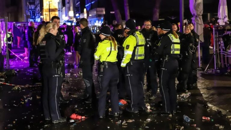 Niemcy: Kobieta molestowana seksualnie przed namiotem karnawałowym – sprawca nadal na wolności