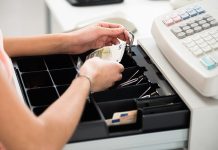 Cześć supermarketów w Niemczech ma problemy z wydawaniem reszty i prosi klientów o dokonywanie płatności kartą