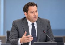 Minister finansów Niemiec: Brak pieniędzy na obniżkę podatku od prądu dla wszystkich! Lars Klingbeil podczas symbolicznej rozmowy o budżecie — ilustracja AI