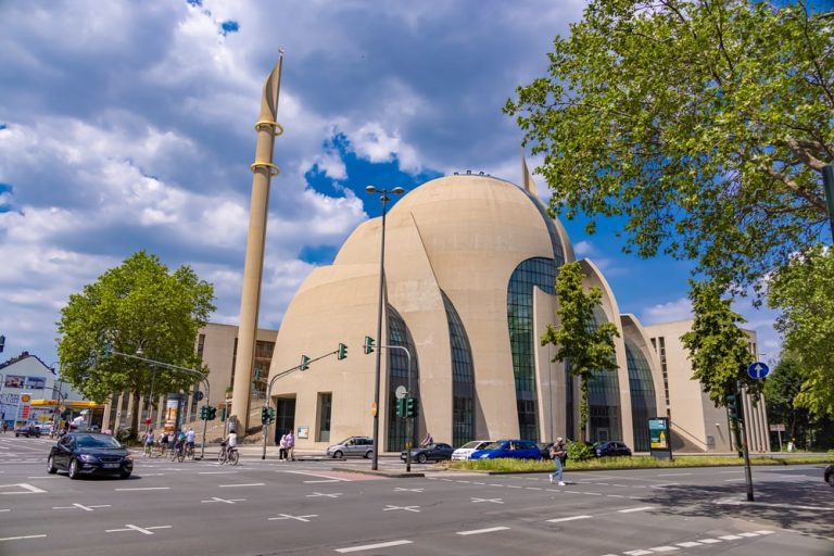 Miasto Kolonia zezwala wspólnotom meczetowym na nawoływanie muezina na piątkowe modlitwy