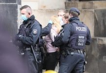 Drezno: Kobieta zakaszlała w stronę policjantów – funkcjonariusze skuli ją i siłą założyli maseczkę (VIDEO)