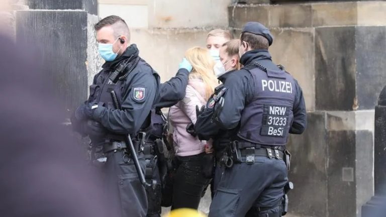 Drezno: Kobieta zakaszlała w stronę policjantów – funkcjonariusze skuli ją i siłą założyli maseczkę (VIDEO)