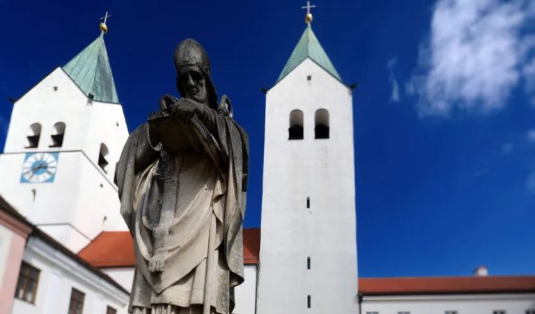 Niemcy: W 2023 roku ponad 400 000 osób opuściło Kościół katolicki