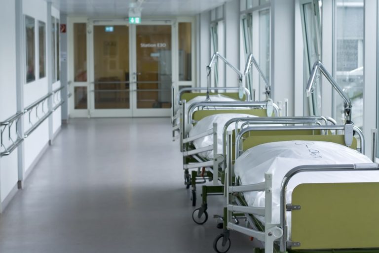 Nowy wariant koronawirusa szybko się rozprzestrzenia: zamknięto szpital w Bayreuth, 3.000 osób poddano kwarantannie!