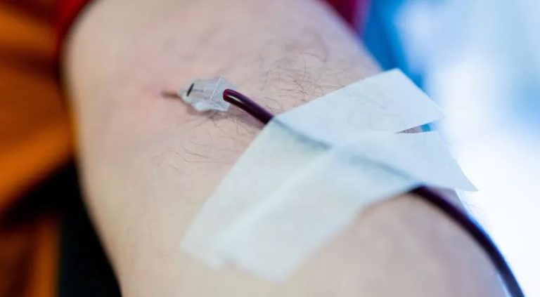 Lauterbach chce położyć kres dyskryminacji homoseksualnych dawców krwi