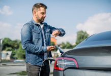 Niemcy: Publiczne ładowanie jest droższe niż tankowanie! Właściciele samochodów spalinowych podróżują taniej