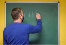 Między innymi w szkołach i domach opieki: niektórzy pracownicy w Niemczech będą musieli ujawnić, czy są zaszczepieni przeciwko COVID-19