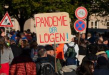 Zarzuty znieważenia, a nawet uszkodzenia ciała: setki postępowań po demonstracji koronasceptyków w Lipsku