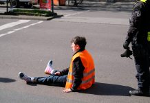 „Ostatnie Pokolenie” zapowiada na sobotę blokowanie dróg i chodników w dziesięciu niemieckich miastach