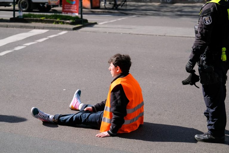 „Ostatnie Pokolenie” zapowiada na sobotę blokowanie dróg i chodników w dziesięciu niemieckich miastach