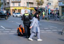 Berliński sąd: policja nie może żądać opłat od aktywistów klimatycznych za interwencje związane z blokadami dróg