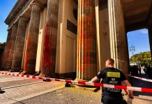 Protest w Berlinie: aktywiści klimatyczni z grupy „Ostatnie Pokolenie” pomalowali farbą w sprayu Bramę Brandenburską