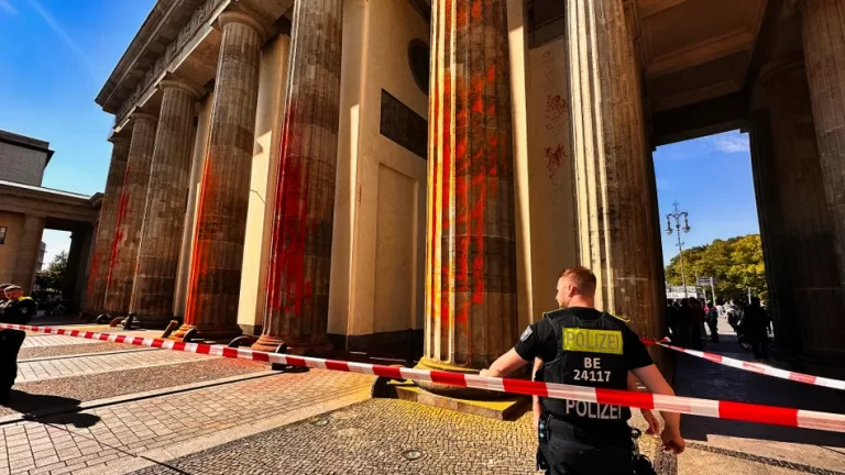 Protest w Berlinie: aktywiści klimatyczni z grupy „Ostatnie Pokolenie” pomalowali farbą w sprayu Bramę Brandenburską