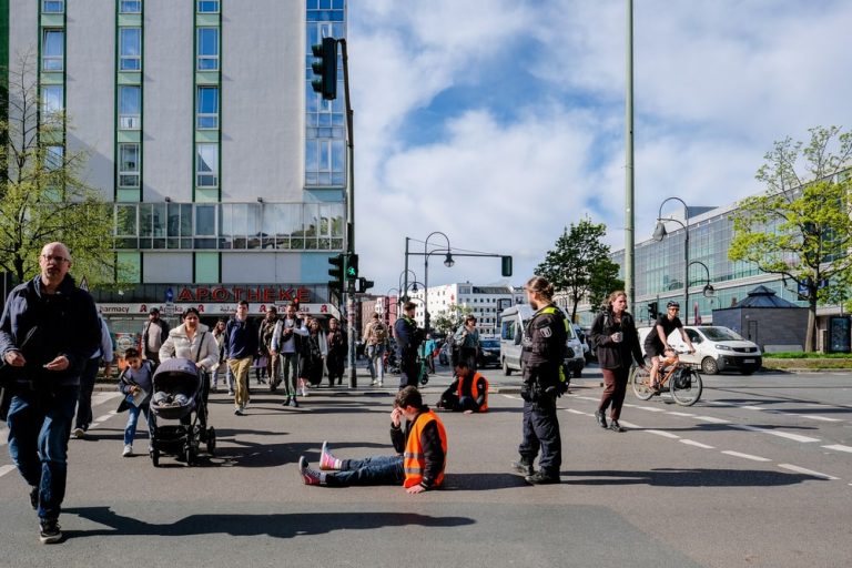 Protesty aktywistów klimatycznych w Berlinie: Jeden z kierowców użył przeciwko nim gazu drażniącego