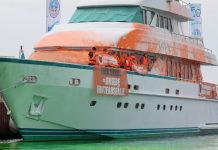 Działania wymierzone w bogatych: aktywiści z grupy „Letzte Generation” spryskali farbą jacht i zabarwili basen portowy na zielono