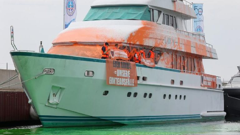 Działania wymierzone w bogatych: aktywiści z grupy „Letzte Generation” spryskali farbą jacht i zabarwili basen portowy na zielono