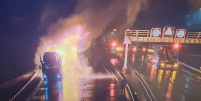 Niemcy: Polski kierowca ciężarówki pędził przez tunel autostradowy z płonącą naczepą