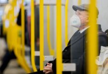 Niemcy: czy w autobusach i pociągach zostanie zniesiony obowiązek noszenia maseczek?