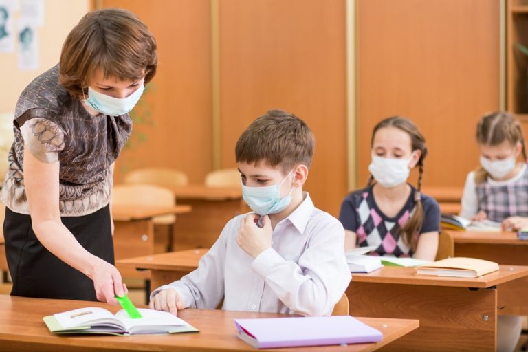 Wyższy Sąd Krajowy w Turyngii uchylił decyzję o zniesieniu obowiązku noszenia masek w szkołach!