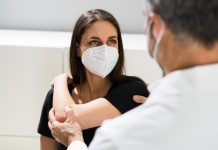 Prezes Federalnej Izby Lekarskiej za zniesieniem obowiązku noszenia maseczek w placówkach służby zdrowia