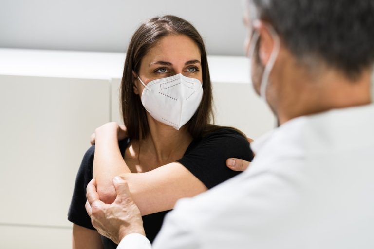 Prezes Federalnej Izby Lekarskiej za zniesieniem obowiązku noszenia maseczek w placówkach służby zdrowia