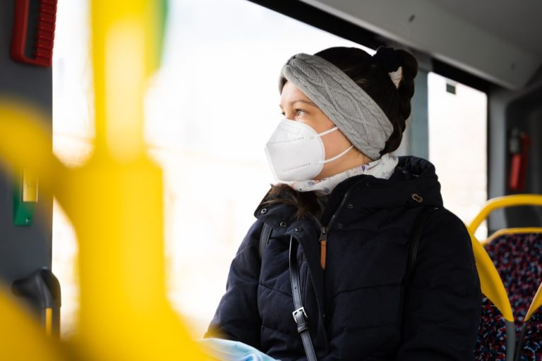 Saksonia chce w połowie stycznia znieść obowiązek noszenia maseczek w autobusach i pociągach
