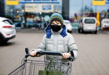 Sąd w Nadrenii Północnej-Westfalii uchylił obowiązek noszenia masek w otoczeniu sklepów