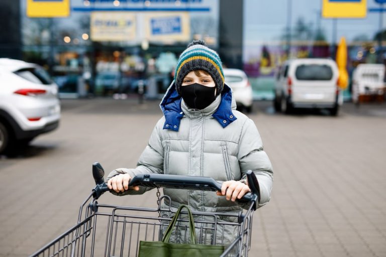Monachium: Mimo zniesienia obostrzeń, co dziewiąty sprzedawca chce zachować obowiązkowe maski