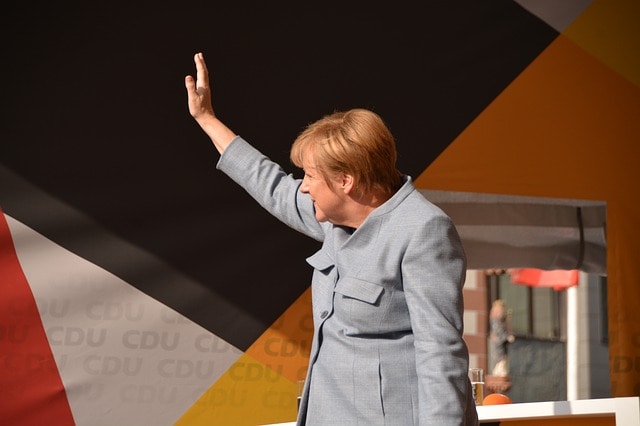 Wizyta Angeli Merkel w Dreźnie – wyzwiska i atak śmierdzącą substancją!
