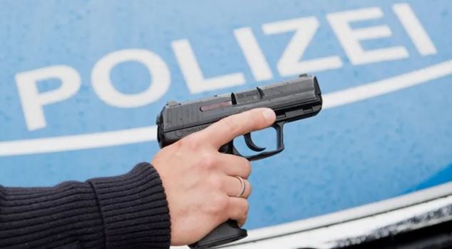 Niemcy: policjant zgubił broń w czasie interwencji – mężczyzna, do którego przybył patrol, strzelił z niej do siebie