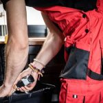 monter czerwone spodnie