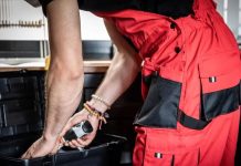 Niemcy: Monter stracił pracę, ponieważ jego spodnie robocze były w niewłaściwym kolorze