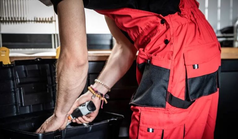 Niemcy: Monter stracił pracę, ponieważ jego spodnie robocze były w niewłaściwym kolorze