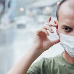 mężczyzna w masce, obostrzenia