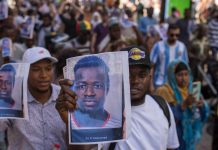 500 osób wzięło udział w nabożeństwie żałobnym za 16-latka zastrzelonego przez policję w Dortmundzie