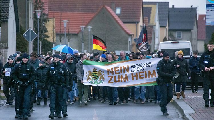 Protesty przeciwko polityce wobec uchodźców: w Niemczech odbywa się coraz więcej marszów organizowanych przez prawicowych ekstremistów