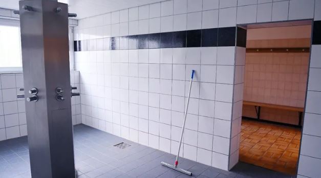 Niemcy: Szef klubu filmował nieletnie piłkarki nago pod prysznicem