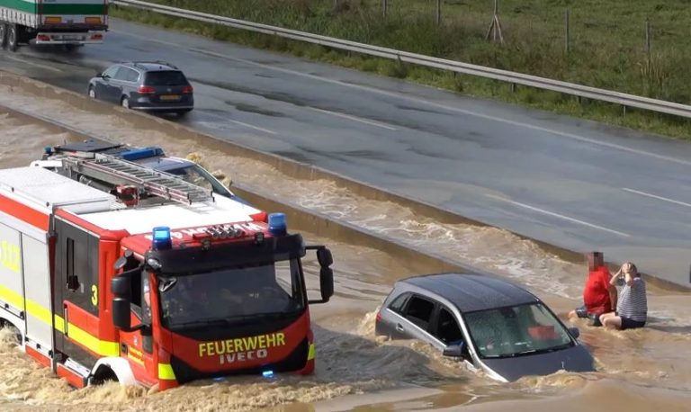Niemcy: powódź na autostradzie A2, korek na 8 km