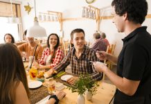 W niemieckiej restauracji – przydatne zwroty i dialogi!