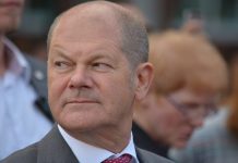 345 euro miesięcznie więcej dla Scholza, wyższe emerytury dla Merkel i Schrödera