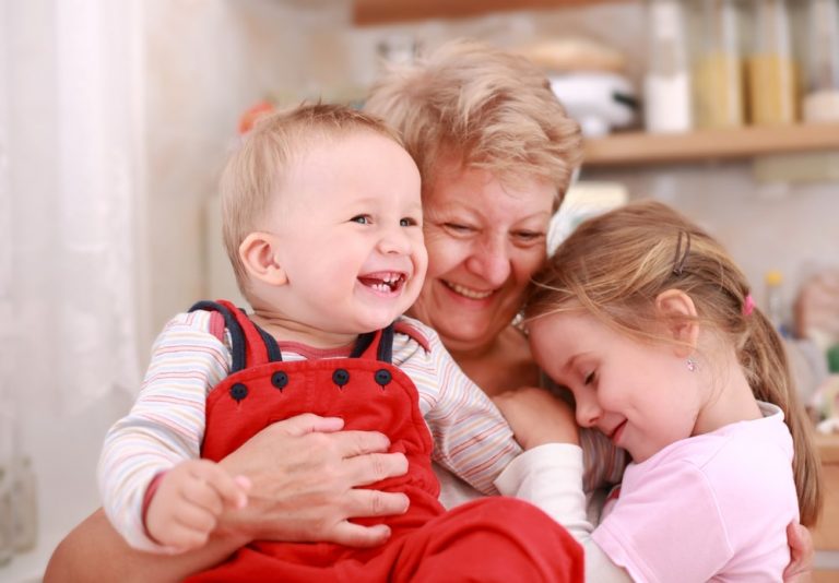 Babcia jako opiekunka do dziecka: czy związane z tym koszty można w Niemczech odliczyć od podatku?