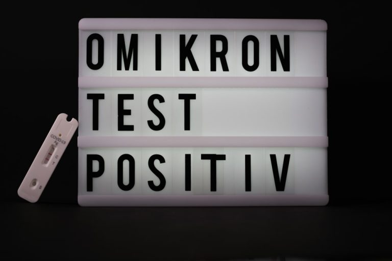 Dr Christoph Specht o fali zakażeń wariantem Omikron: w ciągu najbliższych dwóch miesięcy wszyscy otrzymają pozytywny wynik testu na koronawirusa