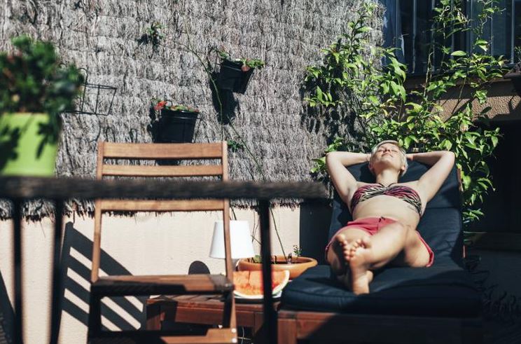 Niemcy: za opalanie się na balkonie i w ogrodzie można otrzymać grzywnę w wysokości do 1000 euro!